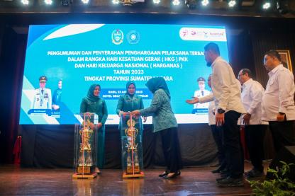 Serahkan Hadiah Pemenang Lomba HKG PKK dan HARGANAS 2023, Nawal Lubis Minta Kader PKK Terus Berbuat Sejahterakan Rakyat